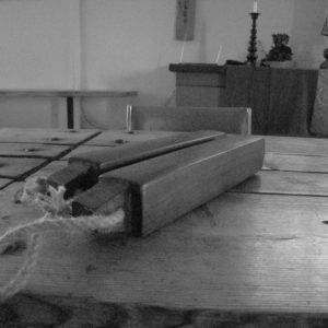 claquettes en bois sur une table